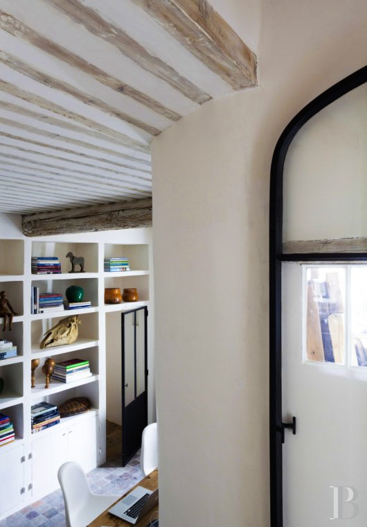 Dans les Bouches-du-Rhône, entre Avignon et Arles, une maison de village des 13e et 14e siècles - photo  n°12